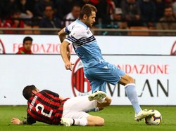 Pada menit ke-28 Milan sempat membuat ancaman berarti dari tendangan Calabria yang mengarah ke tiang jauh dan memaksa kiper Thomas Strakosha merentangkan tubuhnya untuk menepis bola. Marco Luzzani/Getty Images.