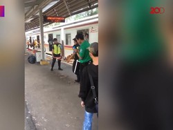 Detik-detik Wanita Melahirkan di Dalam KRL di Stasiun UI