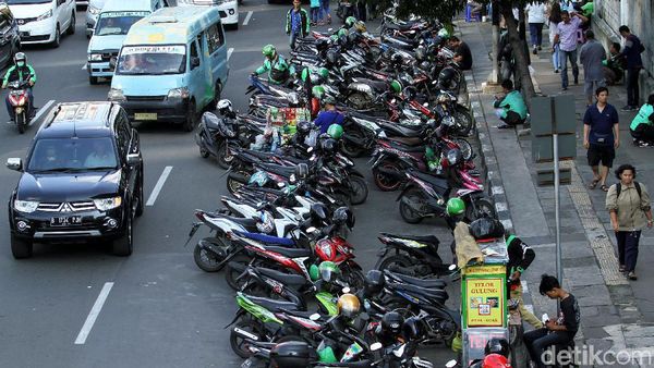 Ojol Sampai PKL Duduki Jalan Gajah Mada