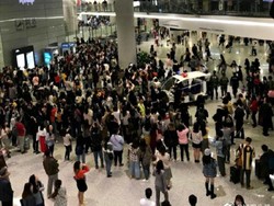 Terlalu Terobsesi Bertemu Artis, Para Penggemar Rusak Fasilitas Bandara