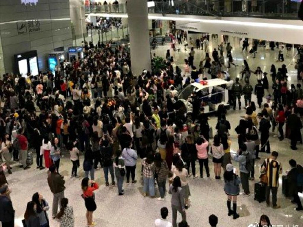 Terlalu Terobsesi Bertemu Artis, Para Penggemar Rusak Fasilitas Bandara Terlalu Terobsesi Bertemu Artis, Para Penggemar Rusak Fasilitas Bandara