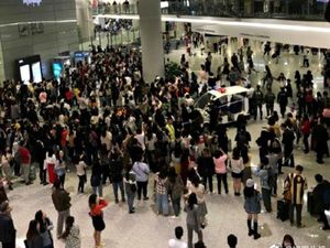 Terlalu Terobsesi Bertemu Artis, Para Penggemar Rusak Fasilitas Bandara Terlalu Terobsesi Bertemu Artis, Para Penggemar Rusak Fasilitas Bandara