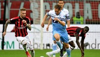 Samu Castillejo nyaris membuat blunder. Castillejo mengirim back-pass tanggung yang dikejar Immobile, tapi Reina buru-buru keluar dari sarangnya untuk mengamankan bola. Marco Rosi/Getty Images.