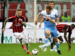 Samu Castillejo nyaris membuat blunder. Castillejo mengirim back-pass tanggung yang dikejar Immobile, tapi Reina buru-buru keluar dari sarangnya untuk mengamankan bola. Marco Rosi/Getty Images.