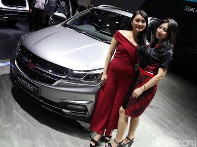 Model Cantik dan Mobil Anyar Wuling