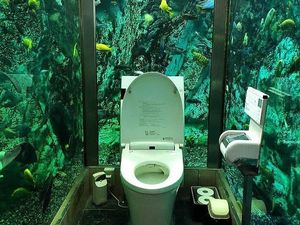 Cuma di Jepang, Ada Toilet yang Dikelilingi Akuarium