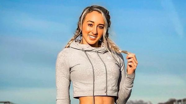 Foto: Model Seksi Di-bully karena Caranya Pegang Senapan Salah