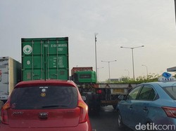 Tol Tanjung Priok Macet Parah Imbas Bongkar Muat di Pelabuhan