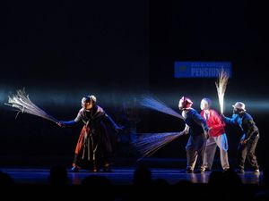 Teater Gandrik Tetap Pentaskan Para Pensiunan 2049 di Surabaya Desember Teater Gandrik Tetap Pentaskan Para Pensiunan 2049 di Surabaya Desember