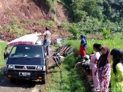 10 Orang Nyaris Tertimbun Longsor di Sukabumi