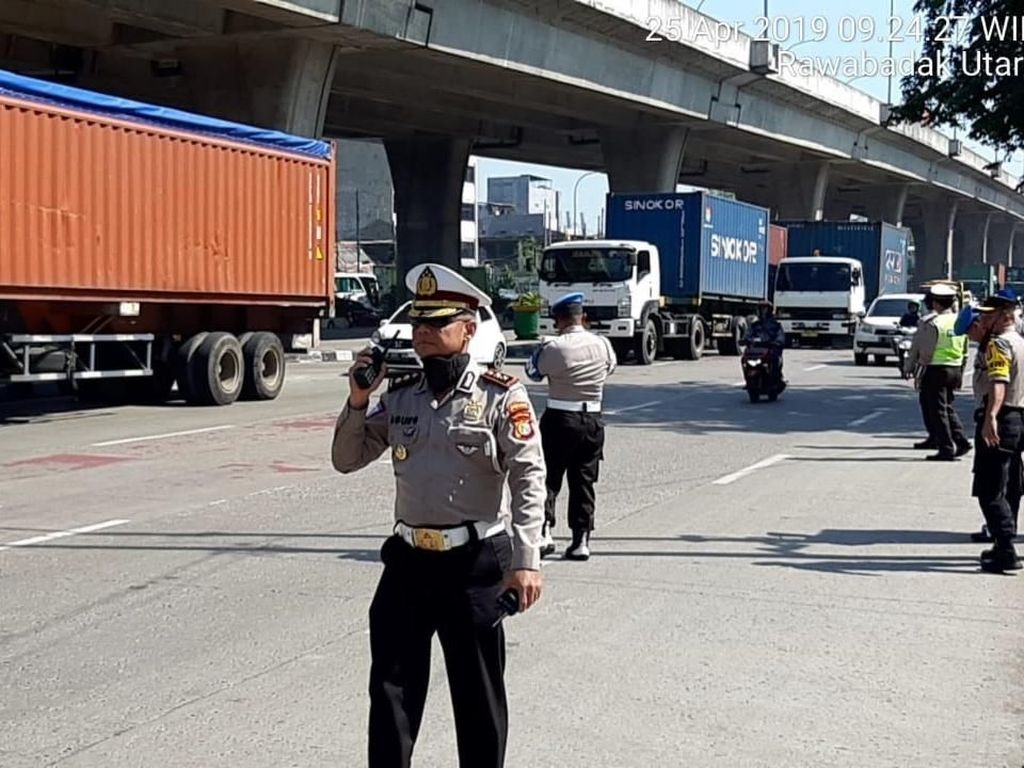 Lalin ke Tanjung Priok Macet, Polisi: Komputer Pintu JICT Bermasalah Lalin ke Tanjung Priok Macet, Polisi: Komputer Pintu JICT Bermasalah