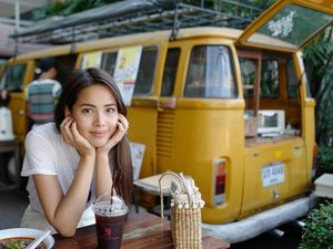 Suka Icip-icip Makanan, Begini 10 Gaya Urassaya Sperbund Kalau Lagi Kulineran