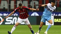 Di masa injury time, Lazio menciptakan dua peluang. Sepakan Bastos melebar tipis setelah diawali dari tembakan bebas. Setelahnya aksi individu Correa mampu dipatahkan Reina. Skor 0-0 menandai berakhirnya babak pertama. Marco Luzzani/Getty Images.