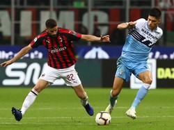 Di masa injury time, Lazio menciptakan dua peluang. Sepakan Bastos melebar tipis setelah diawali dari tembakan bebas. Setelahnya aksi individu Correa mampu dipatahkan Reina. Skor 0-0 menandai berakhirnya babak pertama. Marco Luzzani/Getty Images.