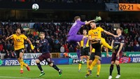 Meriam London kembali kebobolan di menit ke-37. Jonny mendapat umpan pendek dari sepak pojok. Umpan silang dia lepaskan dan bola berhasil disambar Matt Doherty lewat sundulan untuk mengubah skor menjadi 2-0. Eddie Keogh/Reuters.