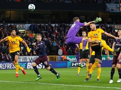 Meriam London kembali kebobolan di menit ke-37. Jonny mendapat umpan pendek dari sepak pojok. Umpan silang dia lepaskan dan bola berhasil disambar Matt Doherty lewat sundulan untuk mengubah skor menjadi 2-0. Eddie Keogh/Reuters.