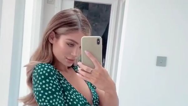 Ini Penampilan Model yang Dinyinyirin karena Langsing Saat Hamil 5 Bulan