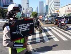 30 Sopir Ditilang karena Pakai HP Sambil Berkendara