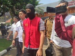 Diserahkan ke Jaksa, Ramyadjie Priambodo Pakai Penutup Muka
