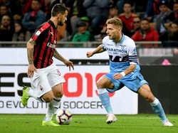 Immobile membuang peluang untuk memperbesar skor Lazio. Meski dalam posisi bebas, tembakan Immobile dari tengah kotak penalti melambung tinggi. Marco Rosi/Getty Images.