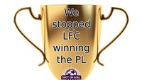 Bagi MU, mereka diberikan trofi untuk keberhasilan menjegal laju juara Liverpool musim ini, dengan cara tak mampu mengalahkan City. (Foto: Twitter @ShotonGoal247)