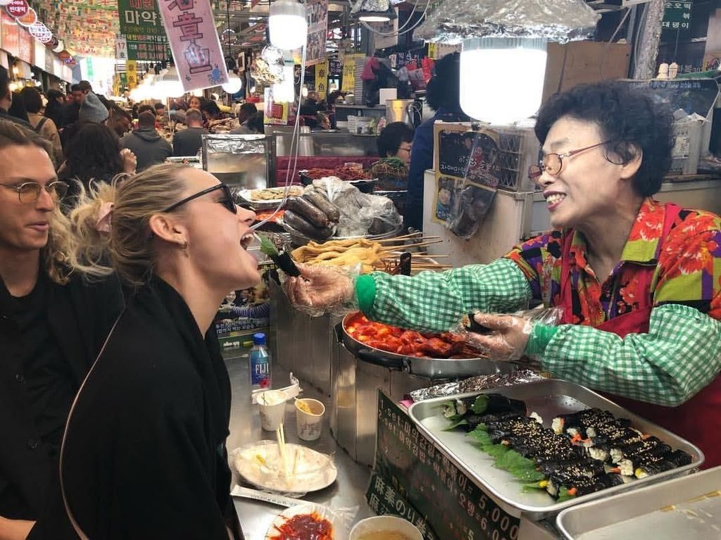 Captain Marvel Brie Larson Pamer Momen Kulineran Seru di Korea Captain Marvel Brie Larson Pamer Momen Kulineran Seru di Korea
