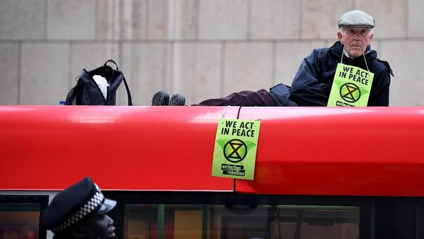 Aksi Aktivis Lingkungan Nempel di Kereta Bikin Heboh London