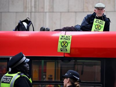 Aksi Aktivis Lingkungan Nempel di Kereta Bikin Heboh London