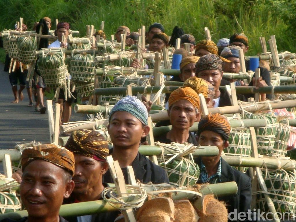 Khidmatnya Laku Lampah Puluhan Km Warga Adat Bonokeling Sambut Ramadan Khidmatnya Laku Lampah Puluhan Km Warga Adat Bonokeling Sambut Ramadan