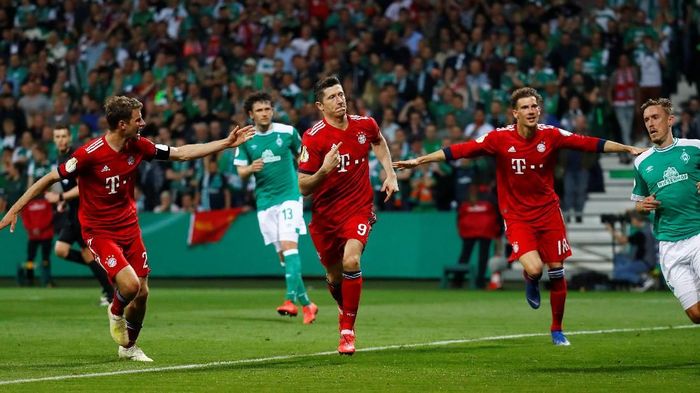 Bayern Munich ke final DFB-Pokal usai menang 3-2 di markas Werder Bremen. (Foto: Kai Pfaffenbach / Reuters)