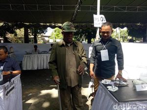 Kakek 79 Tahun di Denpasar Protes Harus Nyoblos Presiden 2 Kali