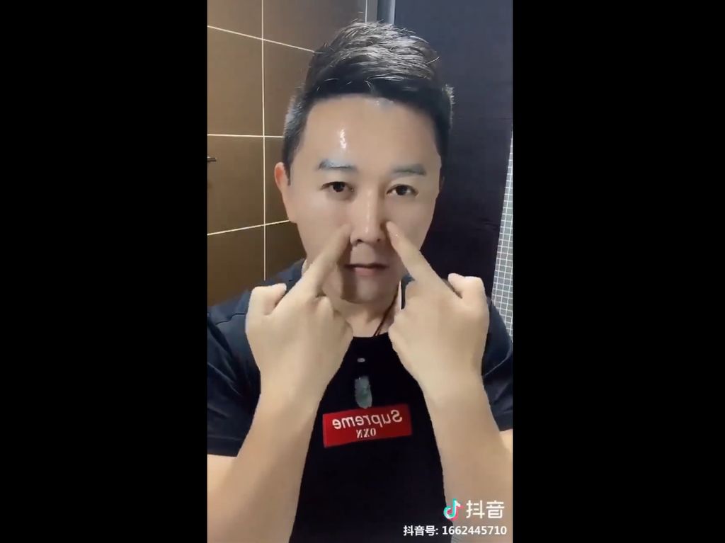 Punya Kemampuan Luar Biasa Pakai Masker Wajah, Pria Ini Buat Takjub Netizen Punya Kemampuan Luar Biasa Pakai Masker Wajah, Pria Ini Buat Takjub Netizen