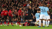 Laga di Old Trafford baru berjalan 10 menit, Vincent Kompany sudah harus diganjar kartu kuning. (Foto: Catherine Ivill/Getty Images)