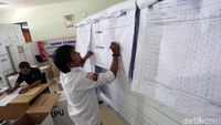 Intip Sibuknya Rekapitulasi Surat Suara di Kecamatan Menteng