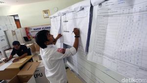 Intip Sibuknya Rekapitulasi Surat Suara di Kecamatan Menteng