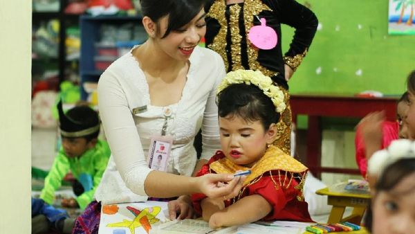 Foto: Aksi Pramugari Lion Group di Depan Anak-anak