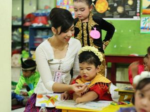 Foto: Aksi Pramugari Lion Group di Depan Anak-anak