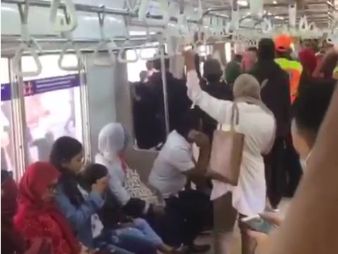 Suasana di KRL pasca ibu tersebut melahirkan