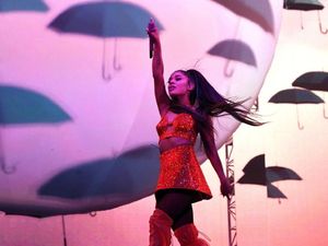Ariana Grande Minta Fans Berdonasi untuk Korban Ledakan di Lebanon Ariana Grande Minta Fans Berdonasi untuk Korban Ledakan di Lebanon