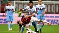 Di menit-menit awal, Milan sempat mengklaim penalti setelah Davide Calabria jatuh di kotak. Namun wasit menolaknya. Marco Rosi/Getty Images.
