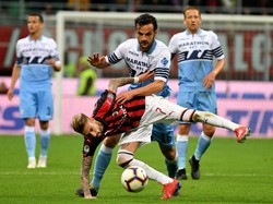Di menit-menit awal, Milan sempat mengklaim penalti setelah Davide Calabria jatuh di kotak. Namun wasit menolaknya. Marco Rosi/Getty Images.