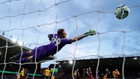 Di menit ke-28 Arsenal justru kebobolan oleh tendangan bebas Ruben Neves. Skor sementera 1-0 Wolves memimpin. Eddie Keogh/Reuters.