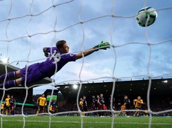 Di menit ke-28 Arsenal justru kebobolan oleh tendangan bebas Ruben Neves. Skor sementera 1-0 Wolves memimpin. Eddie Keogh/Reuters.