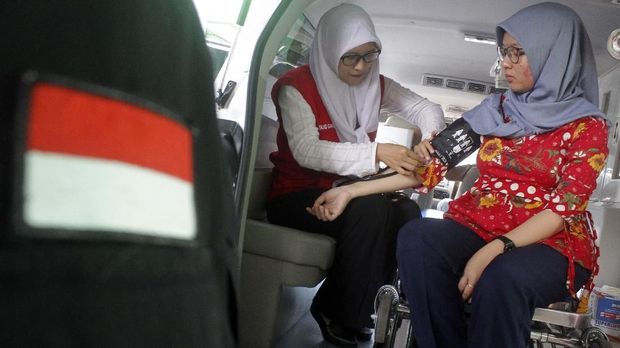 Tenaga medis dari RSUD Malang memeriksa tekanan darah petugas penghitung suara saat Rekapitulasi Penghitungan Suara Pemilu 2019 di Panitia Pemilihan Kecamatan (PPK) Kedungkandang, Malang, Jawa Timur, Selasa (23/4).