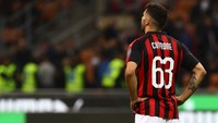 Milan menciptakan gol balasan! Di menit ke-76, pemain pengganti Patrick Cutrone menanduk bola crossing Suso untuk menaklukkan penjagaan Strakosha. Namun, gol itu dianulir wasit karena offside. Marco Luzzani/Getty Images.