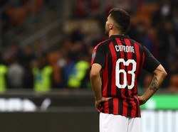 Milan menciptakan gol balasan! Di menit ke-76, pemain pengganti Patrick Cutrone menanduk bola crossing Suso untuk menaklukkan penjagaan Strakosha. Namun, gol itu dianulir wasit karena offside. Marco Luzzani/Getty Images.