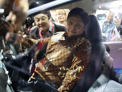Airlangga Acungkan Jempol Like untuk Semua Mobil di IIMS 2019