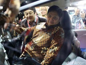 Airlangga Acungkan Jempol Like untuk Semua Mobil di IIMS 2019 Airlangga Acungkan Jempol Like untuk Semua Mobil di IIMS 2019