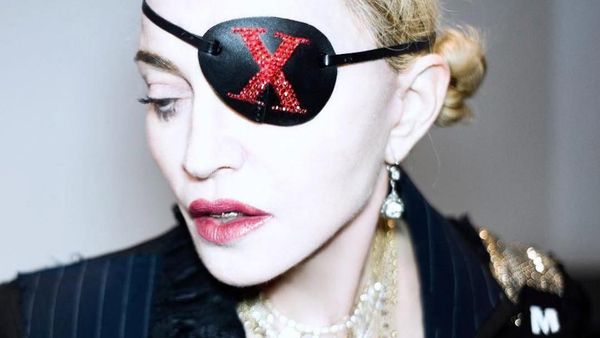 Foto: Gaya Baru Madonna, Kini Bermata Satu Bak Bajak Laut