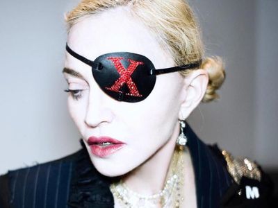 Foto: Gaya Baru Madonna, Kini Bermata Satu Bak Bajak Laut